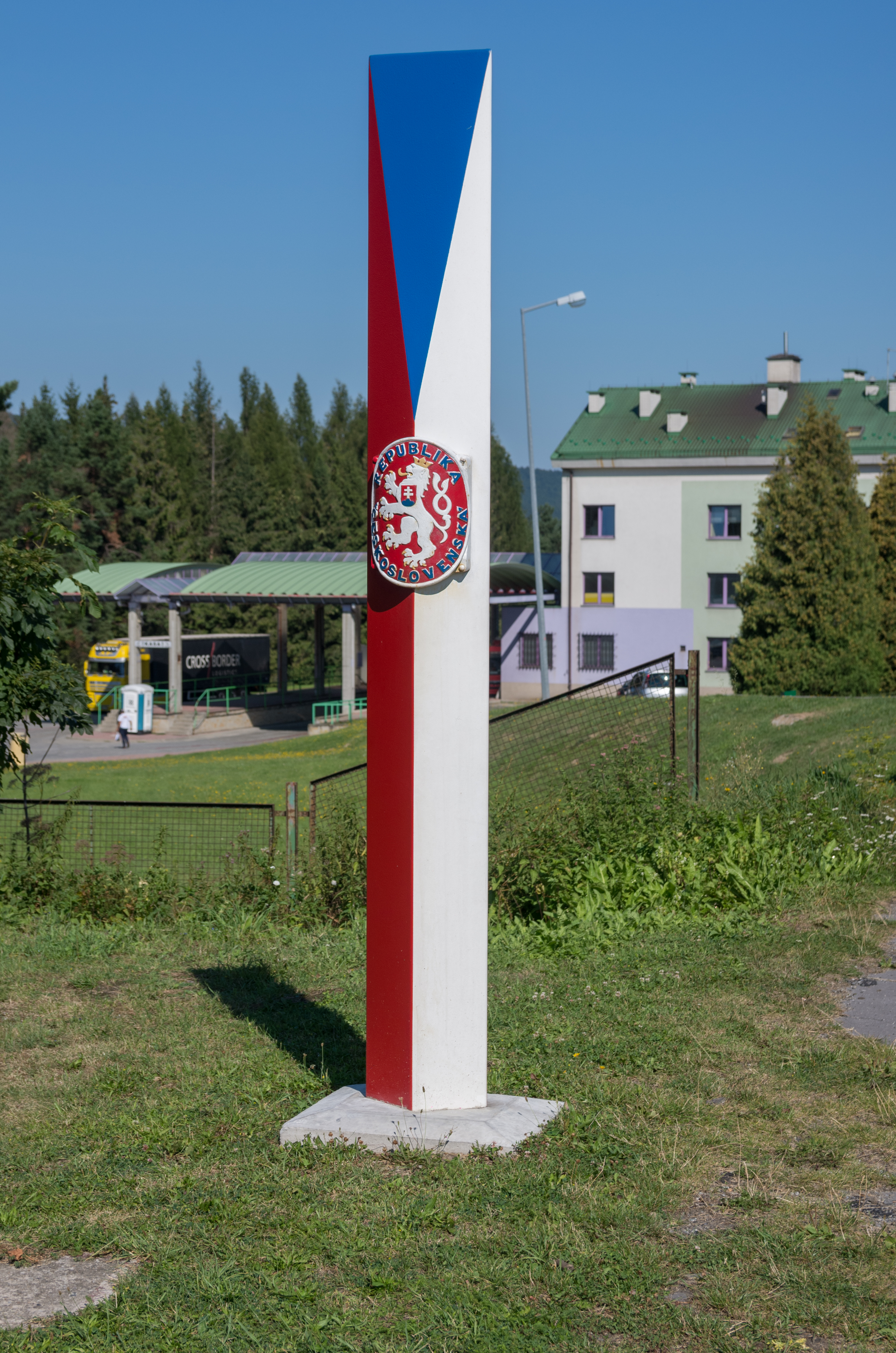 Replika pôvodného československého hraničného orientačného stĺpu na Dukle