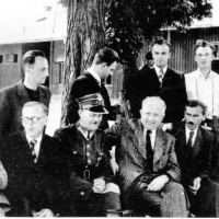 Veliteľ československej vojenskej skupiny ppppl. Ludvík Svoboda (v prvom rade druhý zľava) so  skupinkou jej príslušníkov v Malých Bronoviciach