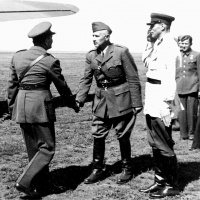 Veliteľ 1. čs. samostatného práporu pplk. L. Svoboda víta ministra obrany gen. S. Ingra po jeho prílete do Buzuluku 30. 6. 1942