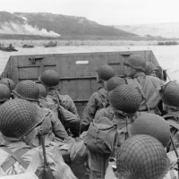 Americkí vojaci sa pripravujú na vylodenie v Normandii.
