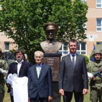 Pred bustou zľava akademický sochádr L. Sabo, Ing. L. Lysák, DrSc., starosta obce L. Hodoši