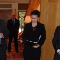 Pri prezentácii knihy (zľava Dr. Imrich Purdek, tlmočníčka a Andrew John Garth veľvyslenec Veľkej Brritánie a Severného Írska v SR)