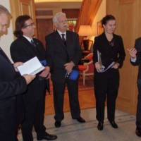 Pri prezentácii knihy (zľava Jaroslav Naď, Dr. Pavol Vitko, tlamočníčka)  a hostiteľ britský veľvyslenec Andrew John Garth
