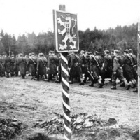 Jednotky 1 čs.armádneho zboru prechádzajú cez Dukliansky priesmyk po jeho dobytí.