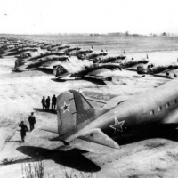 Lietadlá 1. čs. zmiešanej leteckej divízie v ZSSR na poľnom letisku v poľskej Porembe 1945.