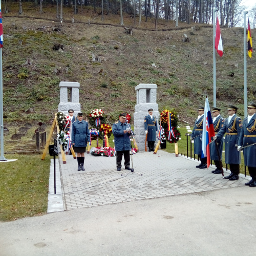 Pohľad na vstup vojnového cintorína. Genpor. Pavel Honzek pri vystúpení na pietnom akte.