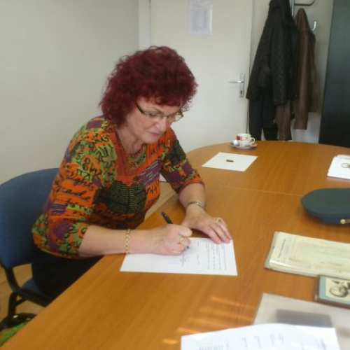 Jedna z posledných nezištných darkýň pani Ing. Magdaléna Galušková zo Žiliny pri podpise darovacej zmluvy na pôde Vojenského historického ústavu