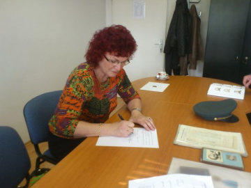 Jedna z posledných nezištných darkýň pani Ing. Magdaléna Galušková zo Žiliny pri podpise darovacej zmluvy na pôde Vojenského historického ústavu