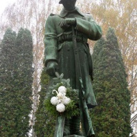 Ladislav Majerský -  socha Vojak s prilbou, bronzový odliatok - Hliník nad Hronom, 1931-1932