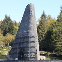 Pamätník čs. armádneho zboru na Dukle – predný pohľad (september 2012)