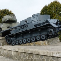 Symbolika TARAN - tank T-34/85 vklínený do nemeckého tanku PzKpfw. IV Ausf. J na rázcestí do Údolia smrti (september 2012)