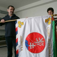 Miroslav Mihálik a Edita Popluhárová, pracovníci VHM Piešťany, s najnovším prírastkom –  bojovou zástavou slovenského kontingentu KFOR v Kosove.