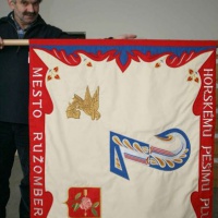 Miroslav Mihálik predstavuje repliku bojovej zástavy z lícnej strany, ktorú čs. horskému pešiemu pluku 2 darovalo mesto Ružomberok.