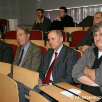gen. R. Vogel (prvý zľava) a J. Čarnogurský ( druhý zprava) sledujú vystúpenia