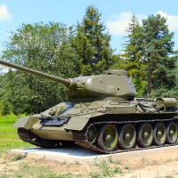 Stredný tank T-34-85 na novom podstavci