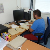 Pracovníci digitalizačného pracoviska VHA pri digitalizácii archívnych dokumentov