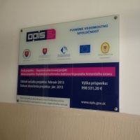 Informačná tabuľa o ukončení projektu nainštalovaná vo vestibule budovy VHÚ